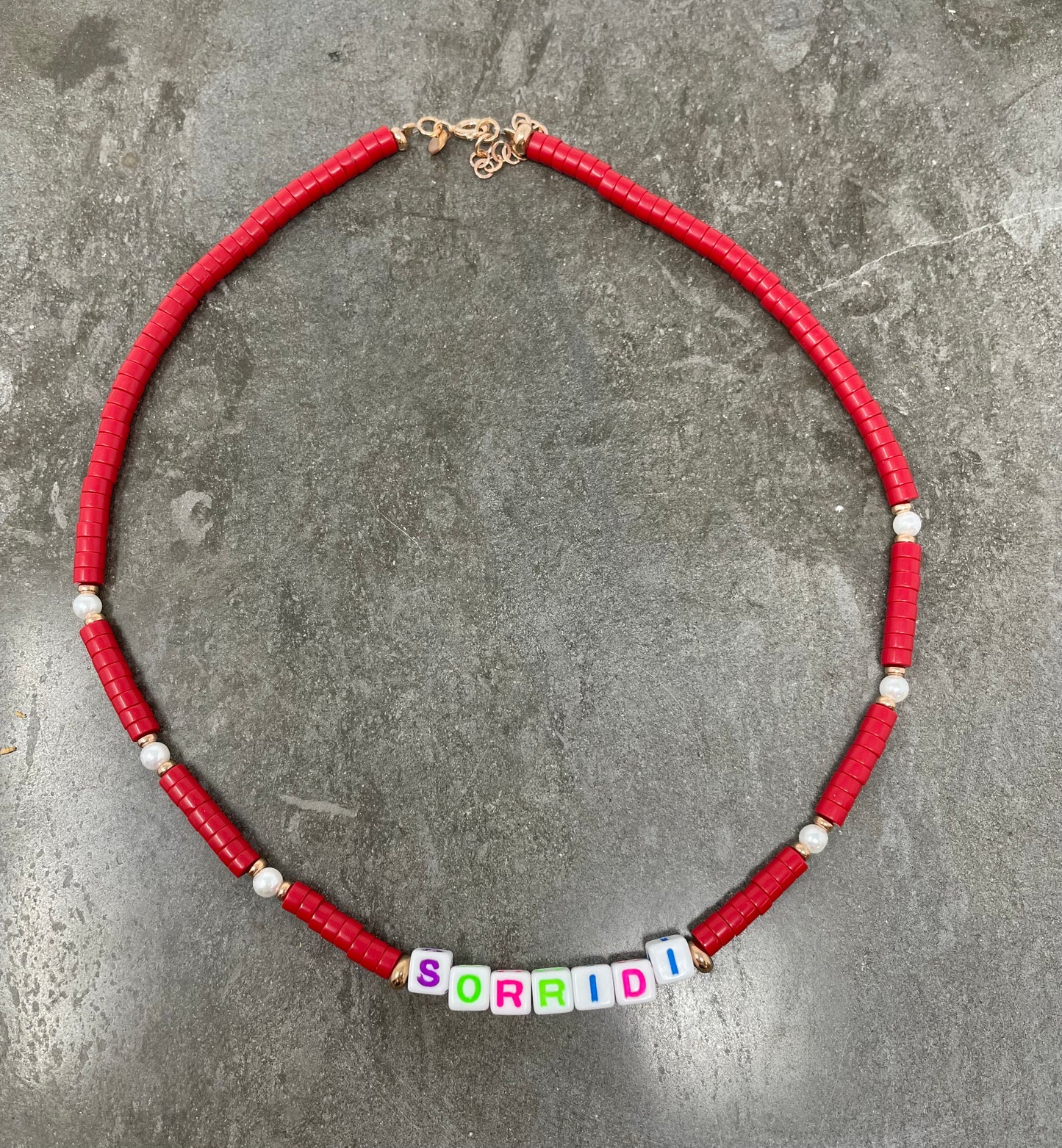 Collana rondelle colore rosso e perle con scritta colorata su cubetti “Sorridi” - cm 40 - Lumiere Bijoux