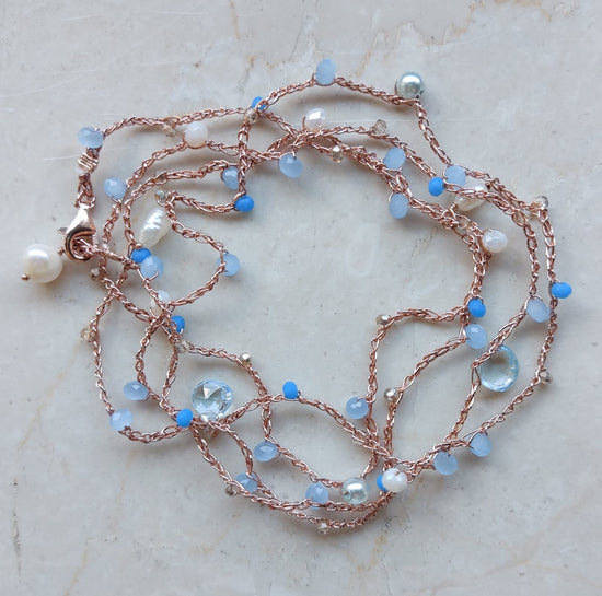 Cavigliera o collana o bracciale in macramè a tre fili con cristalli azzurro cielo e perle bianche