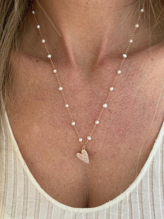 Collana catena rosè alternata a perle con cuore grande zirconi bianchi - cm 50