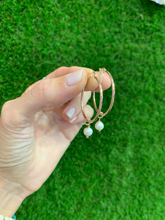 Coppia cerchi diametro 2,5 cm con perla tonda irregolare bianca