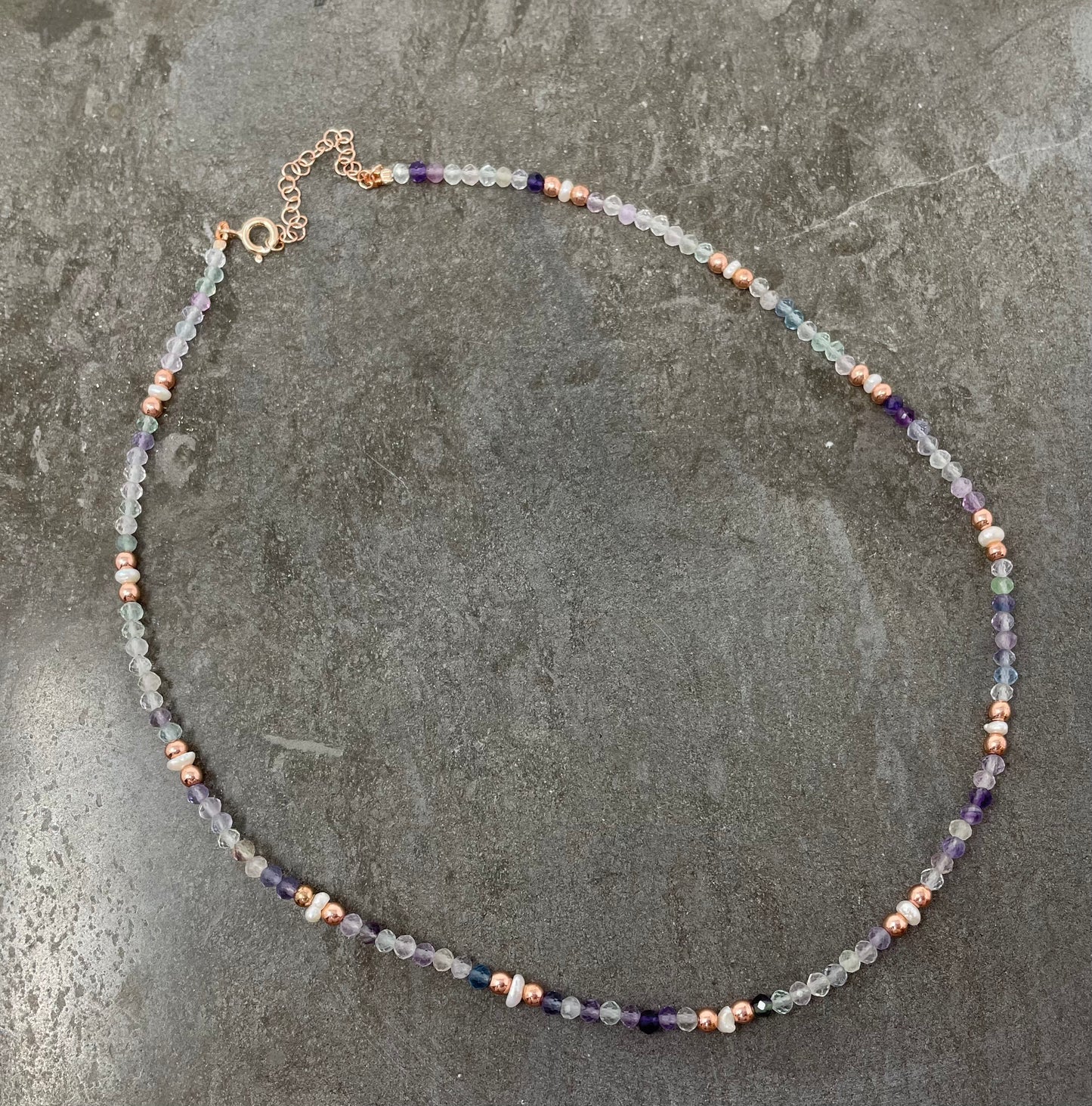 Collana cristalli ametista chiaro con perle e sfere rosé cm 40