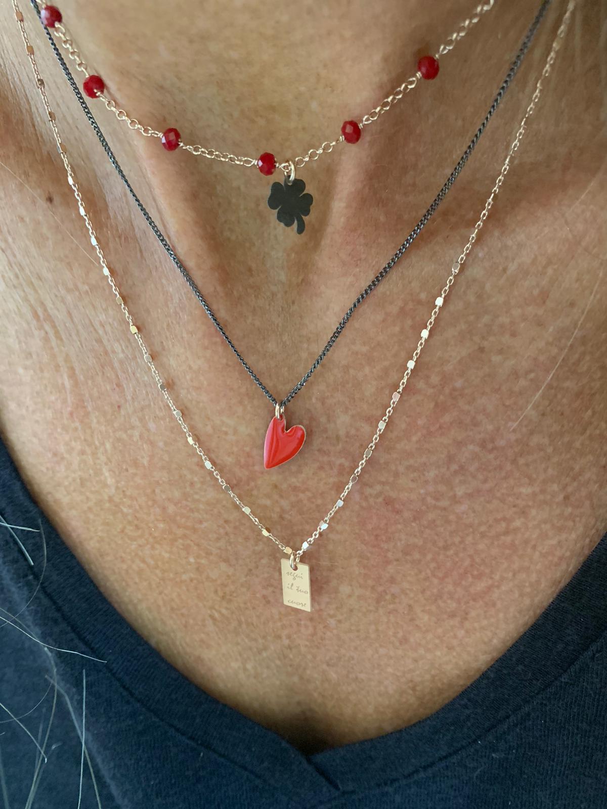 Collana a tre fili con cristalli Rossi con quadrifoglio rutenio, cuore rosso allungato e targhetta “segui il tuo cuore”
