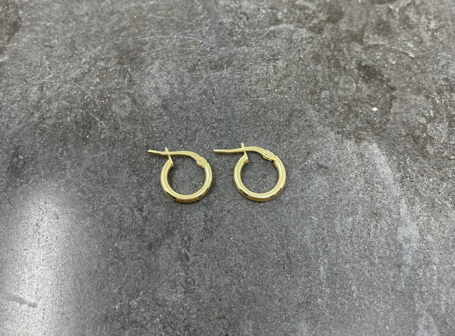 Coppia orecchini cerchietto liscio oro giallo da 1,4 mm - chiusura scattino