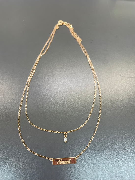 Unica collana a due fili con perla e barretta rettangolare con incisione personalizzabile