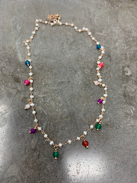 Collana rosè micro perle con cristalli colorati pendenti - cm 40