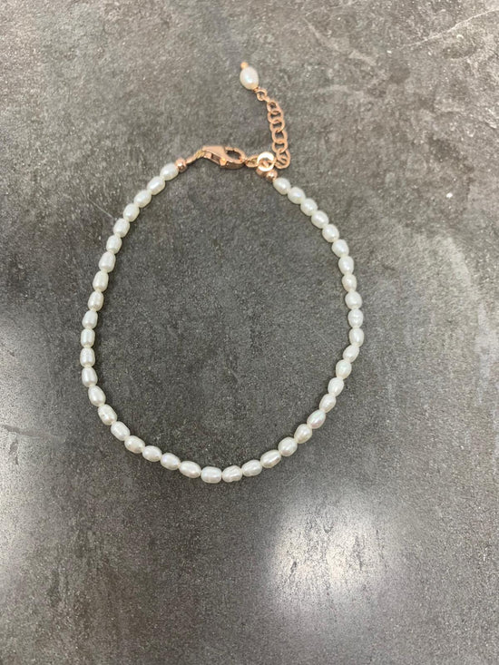 Bracciale perle risino bianche  da 0,4 mm 17 cm base rosè