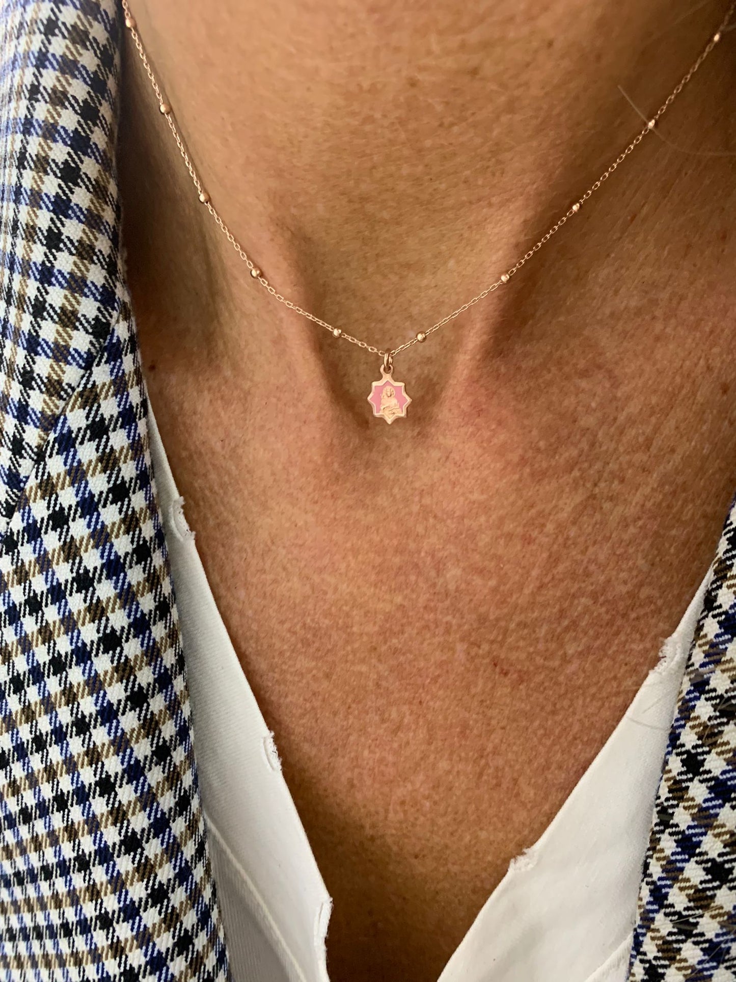 Collana choker catena micro Rosario con pendente madonnina smalto rosa antico bagnata in oro rosé - cm 35