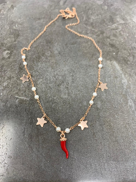 Collana catena rollò alternata da perle con stelle da 0,8 mm pendenti rosé ed un cornetto smalto rosso portafortuna bagnata in oro rosé - cm 40