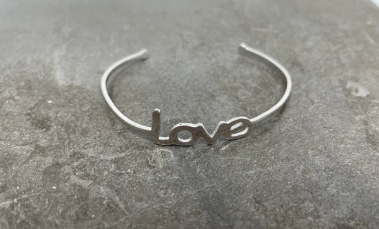 Bracciale semi rigido argento con scritta Love in linea - pezzo unico