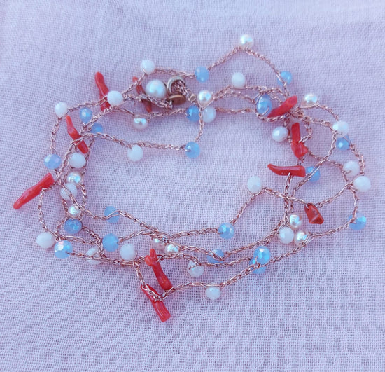Cavigliera o bracciale o collana macramè con cristalli bianchi, azzurri con corallini rossi