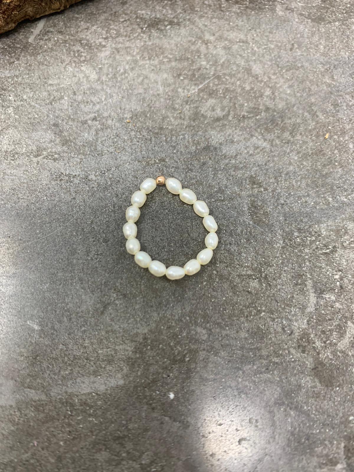 Anello perle risino bianche con filo elastico