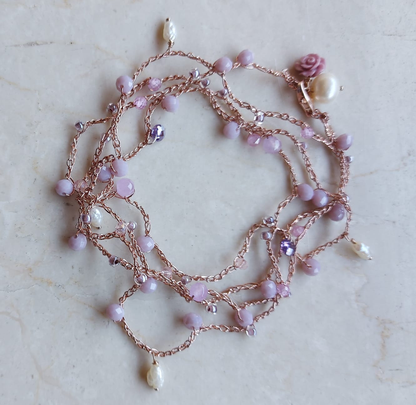 Cavigliera o collana o bracciale in macramè a tre fili con cristalli lilla, piccole perle e rosellina