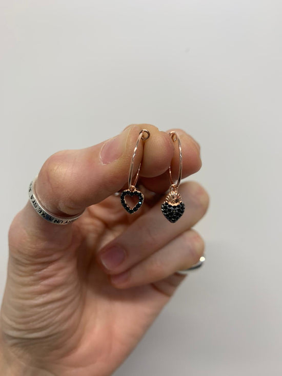 Coppia orecchini a filo rosè 1,5 cm con cuore vuoto e cuore sacro zirconi neri