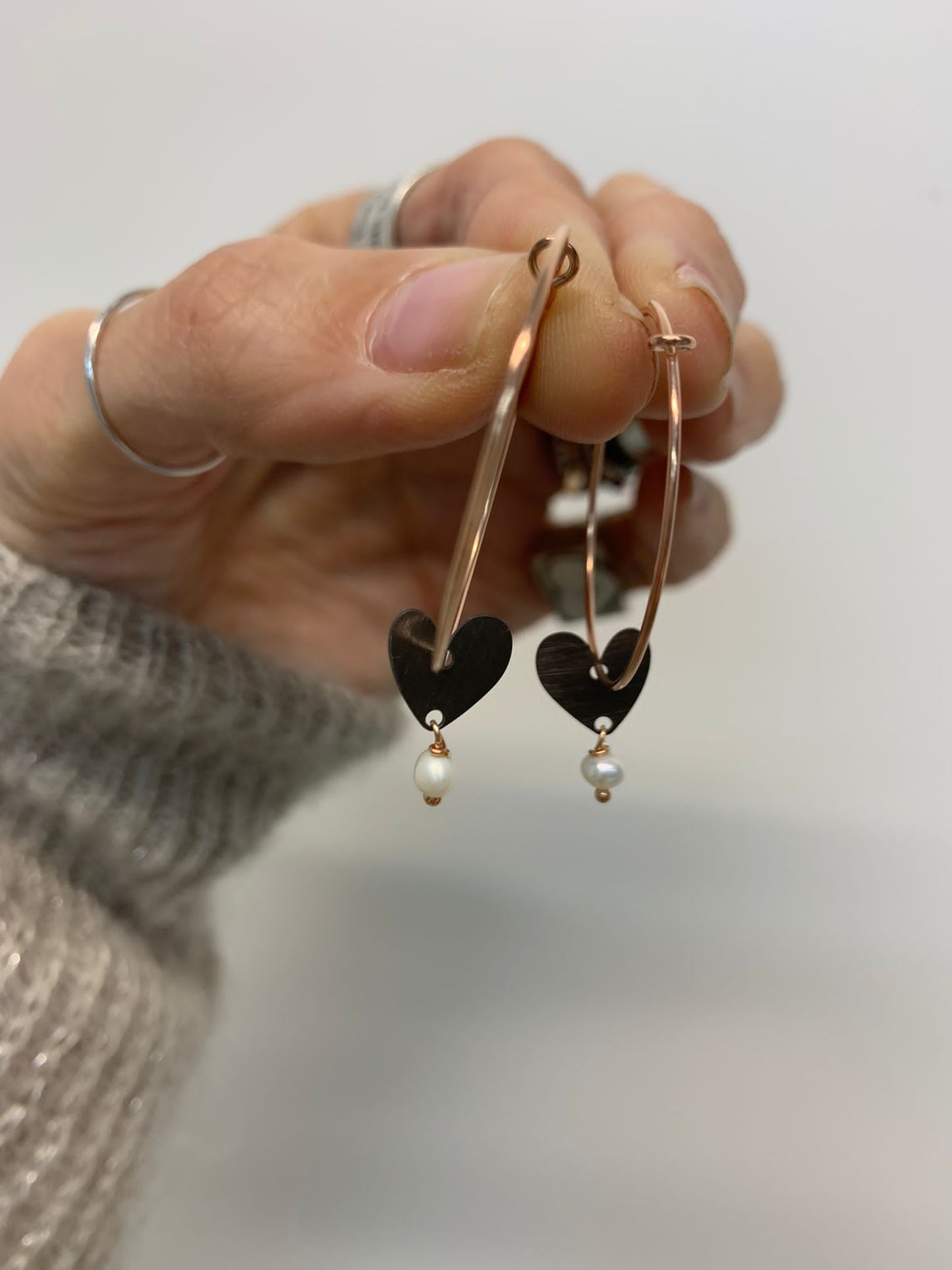 Coppia orecchini a filo diametro 3 cm con cuore satinato nero e perla pendente