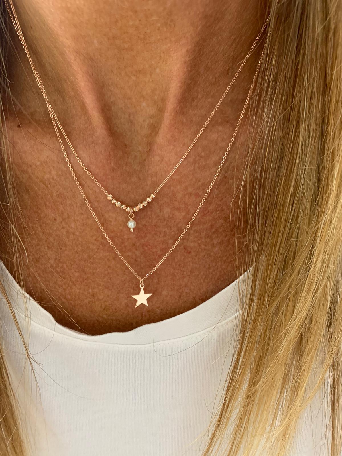 Unica collana a due fili con pepite diamantate rosé, una piccola perla da 0,4 mm pendente ed una stella da 0,8 mm pendente bagnata in oro rosé