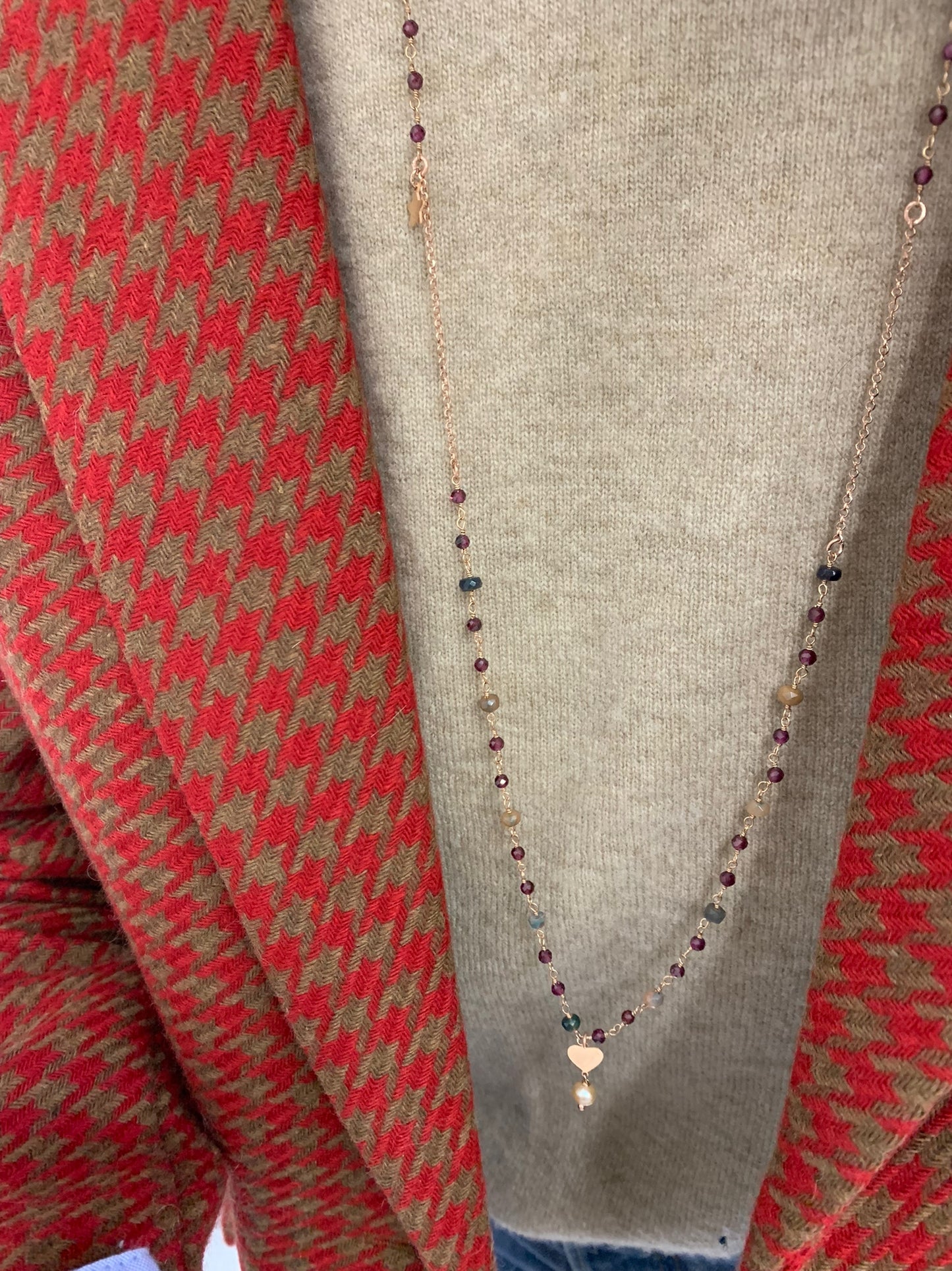 Collana cm80 con granato multicolore e piccolo cuore pendente con perle rosa cipria - pezzo unico