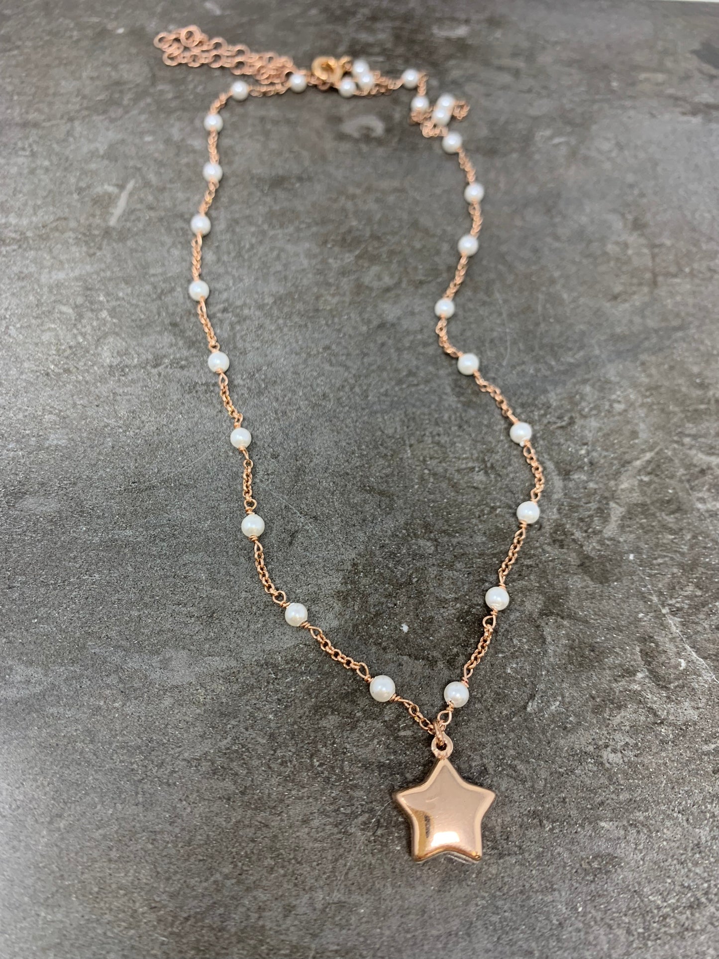 Collana catena rollò alternata da perle bianche cm40 con piccola stella bombata rosé - Lumiere Bijoux