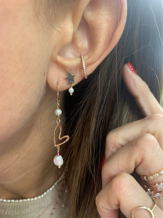 Coppia orecchini stella e cuore vuoto battuto Capri da circa 1 cm con perle bianche e piccolo cristallo fragola base rosé