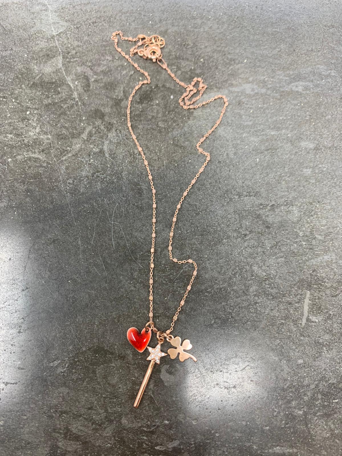 Collana catena dadini rosè con quadrifoglio, bacchetta magica di zirconi bianchi e cuore laccato rosso - cm 50