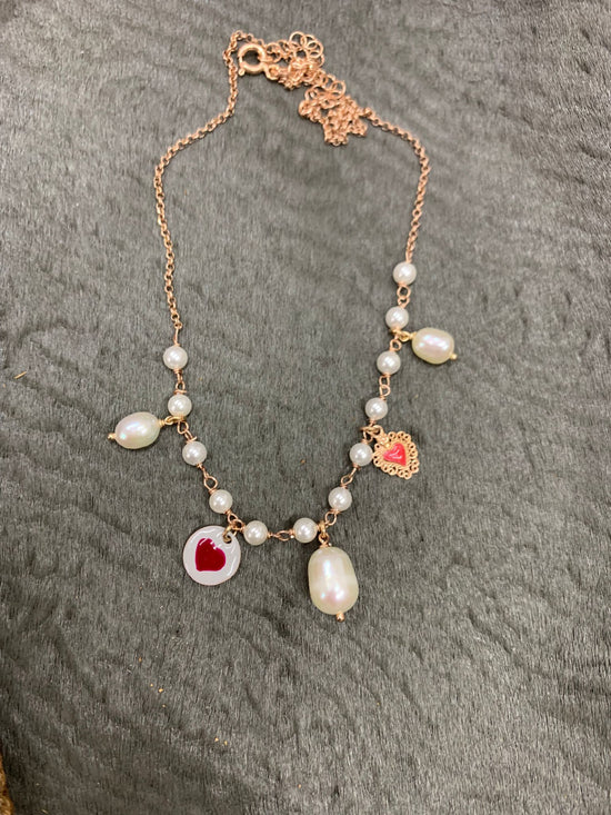 Collana catena rollò e perle con cialdina cuore rosso e cuore sacro smaltato rosso Bagnata in oro rosé - 35 cm (pezzo unico)