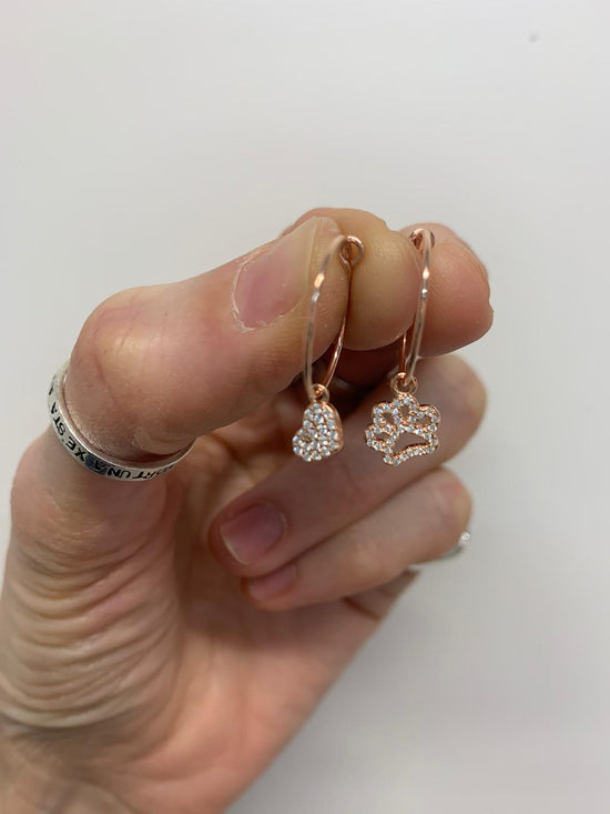 Coppia orecchini a filo 1,5 cm con cuore e zampetta di zirconi bianchi