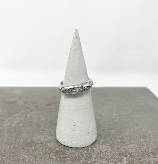 Anello a fedina spessa in argento bianco con micro stelle o cuori di zirconi regolabile