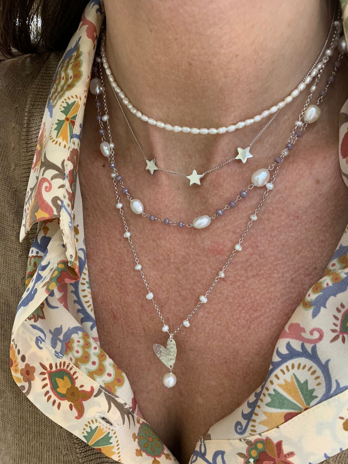 Collana perle bianche risino irregolari base argento bianco cm35