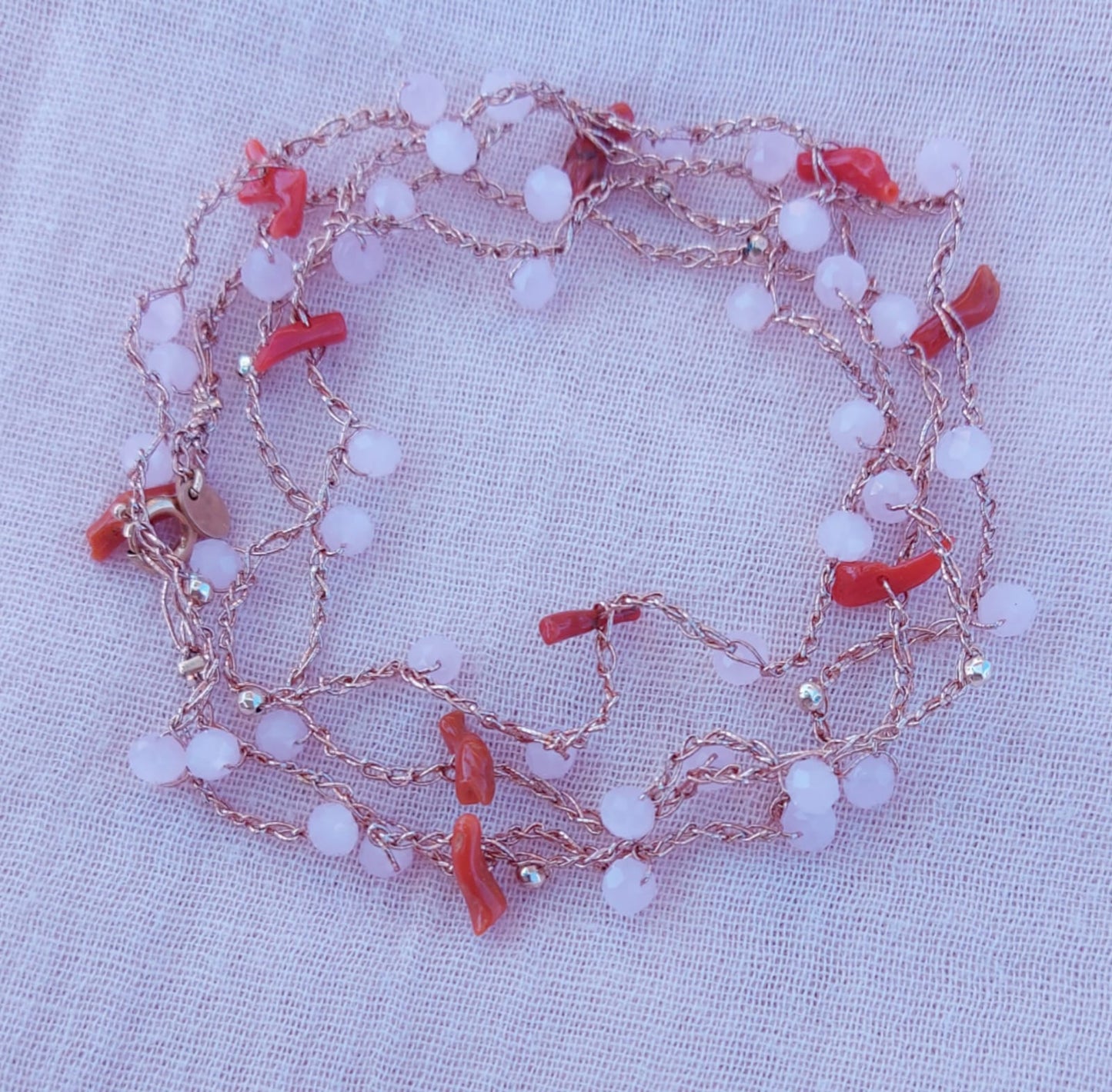 Cavigliera o bracciale o collana macramè con cristalli rosa chiaro e corallini rossi