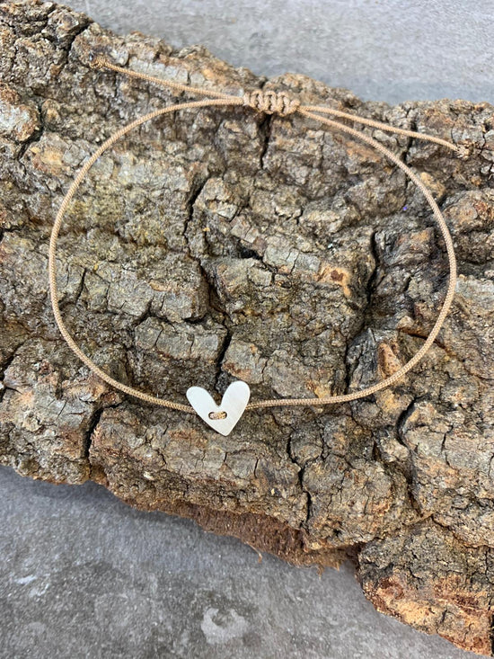 Bracciale cuore Formentera da 1 cm circa con cordino nocciola regolabile