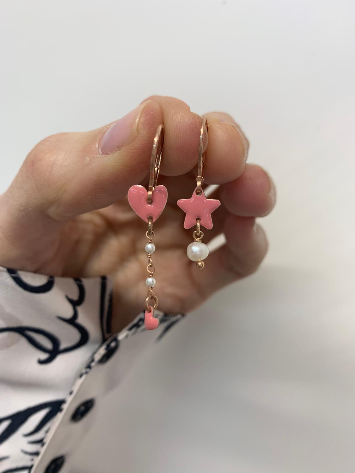 Coppia orecchini a monachella con cuore rosa antico con allungo di perle e stella smalto rosa antico con perla pendente