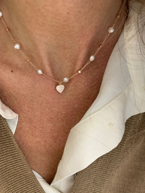 Collana catena rosè con micro dadini rosè e perle con cuore di zirconi bianchi pendente cm 40