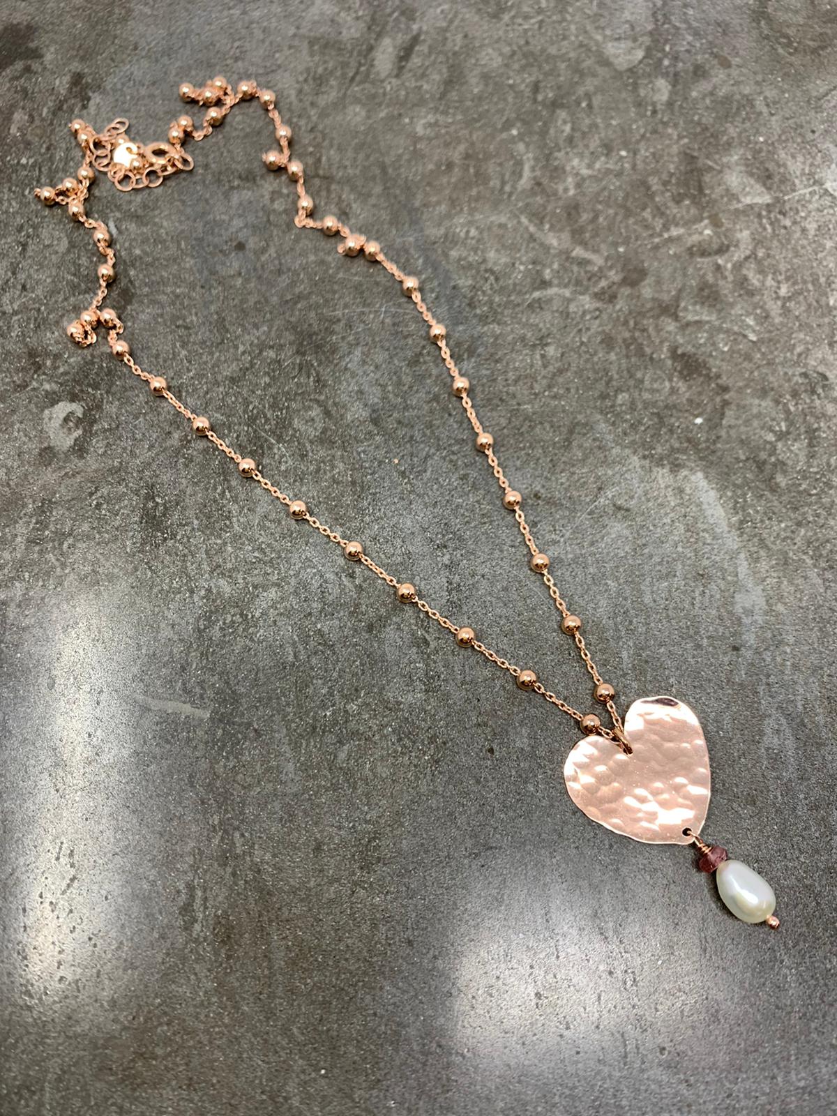 Collana catena Rosario cm50 rosé con cuore battuto da cm 2 con perla barocca pendente e tormalina rosa