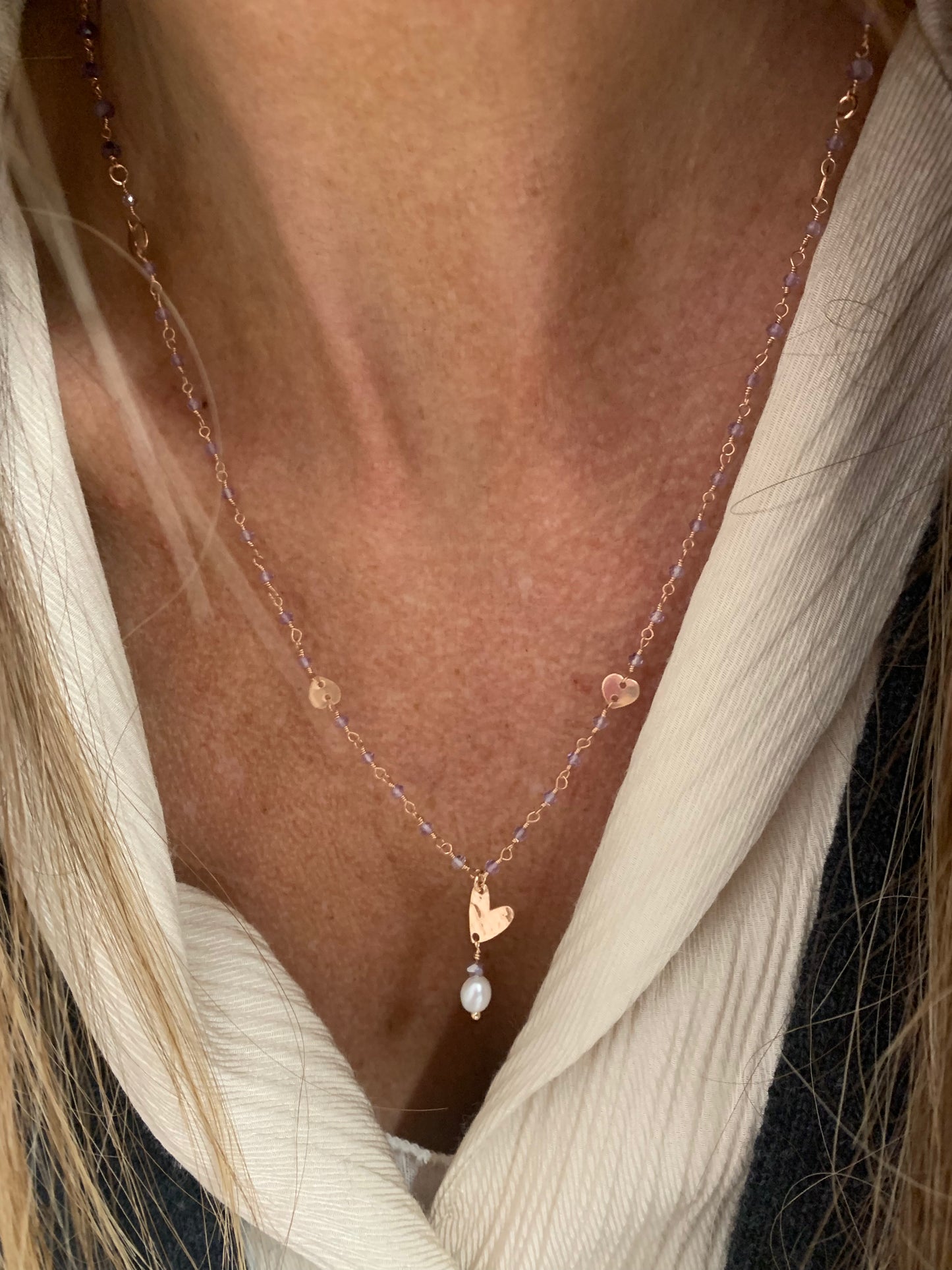 Collana cristalli lilla con micro cuori in linea cm50 rosé con cuore battuto al centro con piccola perla barocca pendente - Lumiere Bijoux