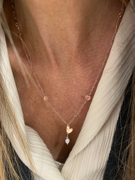 Collana cristalli lilla con micro cuori in linea cm50 rosé con cuore battuto al centro con piccola perla barocca pendente - Lumiere Bijoux