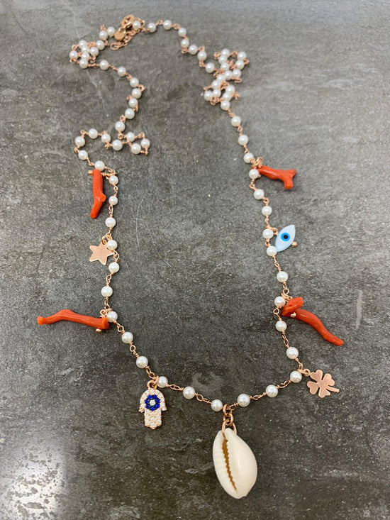 Collana incatenato perle con coralli Rossi e pendenti porta fortuna Mikonos cm 60