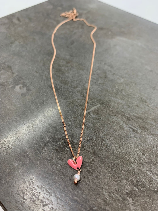 Collana catena grumette cm35 rosé con micro cuore bacio rosa antico con piccola perla bianca