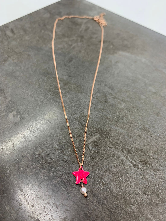 Collana catena grumette cm35 rosé con stella smalto fucsia e piccola perla bianca