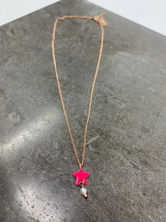 Collana catena grumette cm35 rosé con stella smalto fucsia e piccola perla bianca - Lumiere Bijoux