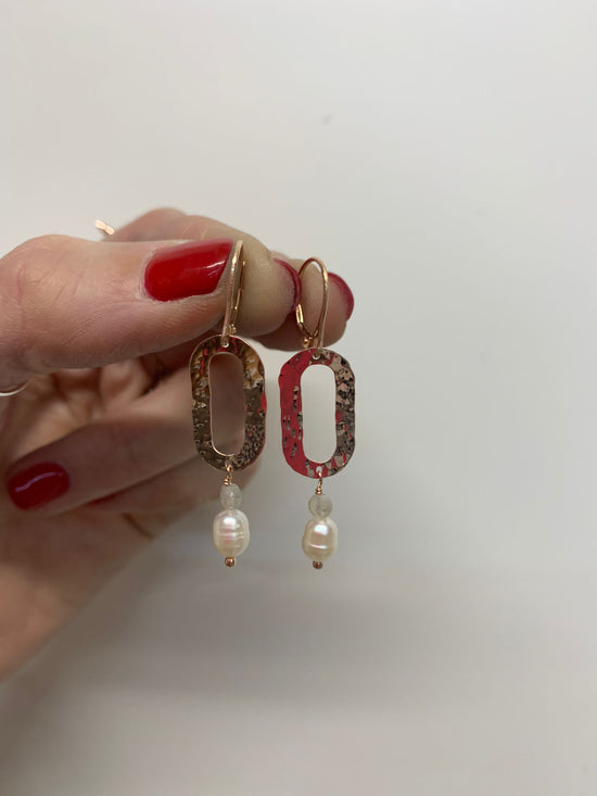 Coppia orecchini monachella con ovale battuto da 1,5 cm rosé con piccola perla barocca e cristallo grigio chiaro