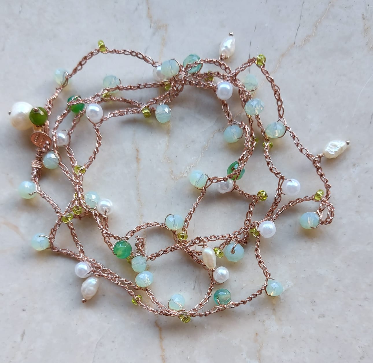 Cavigliera o collana o bracciale in macramè a tre fili con cristalli tonalità sul verde e perle