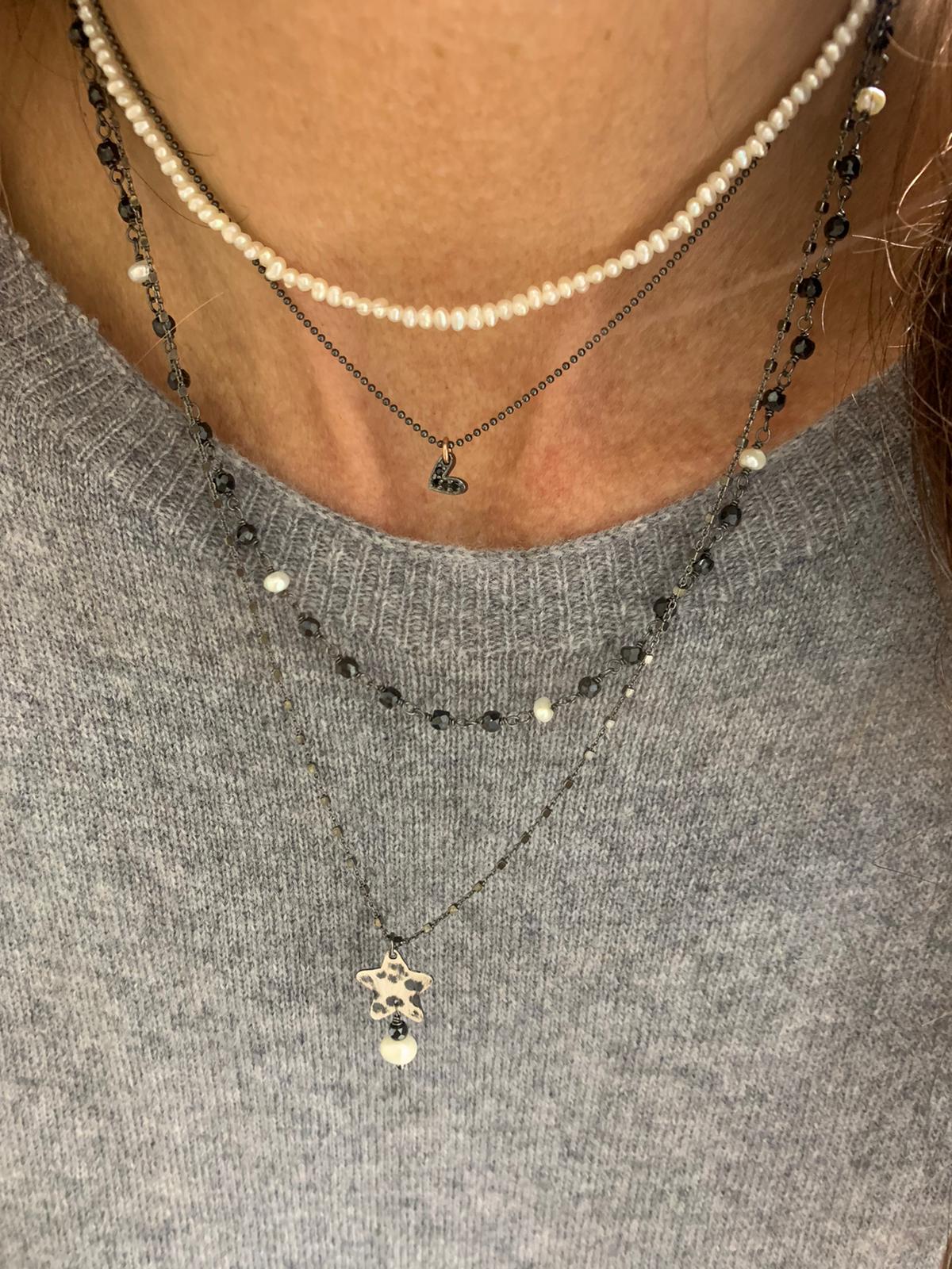 Collana catena dadini rutenio cm50 con stella anticata, perla bianca e cristallo nero
