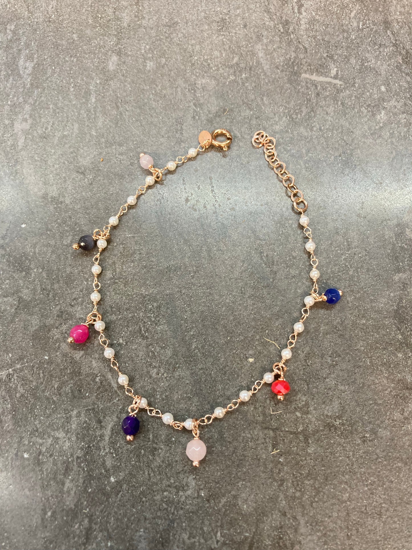 Bracciale micro perle con cristalli pendenti multicolore