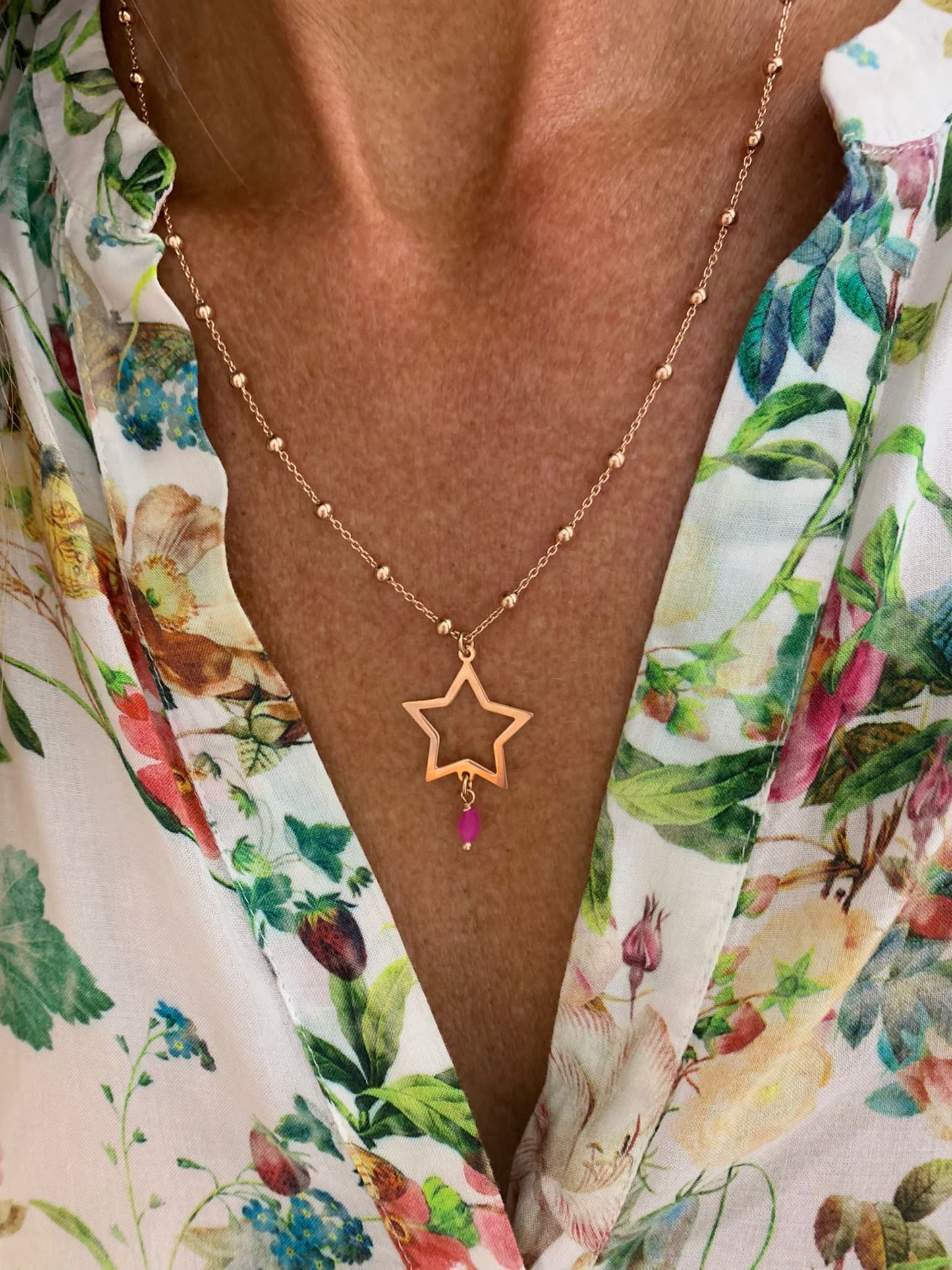 Collana catena Rosario con una stella da circa 2 cm con una goccia fuxia bagnata in oro rosé - cm 50