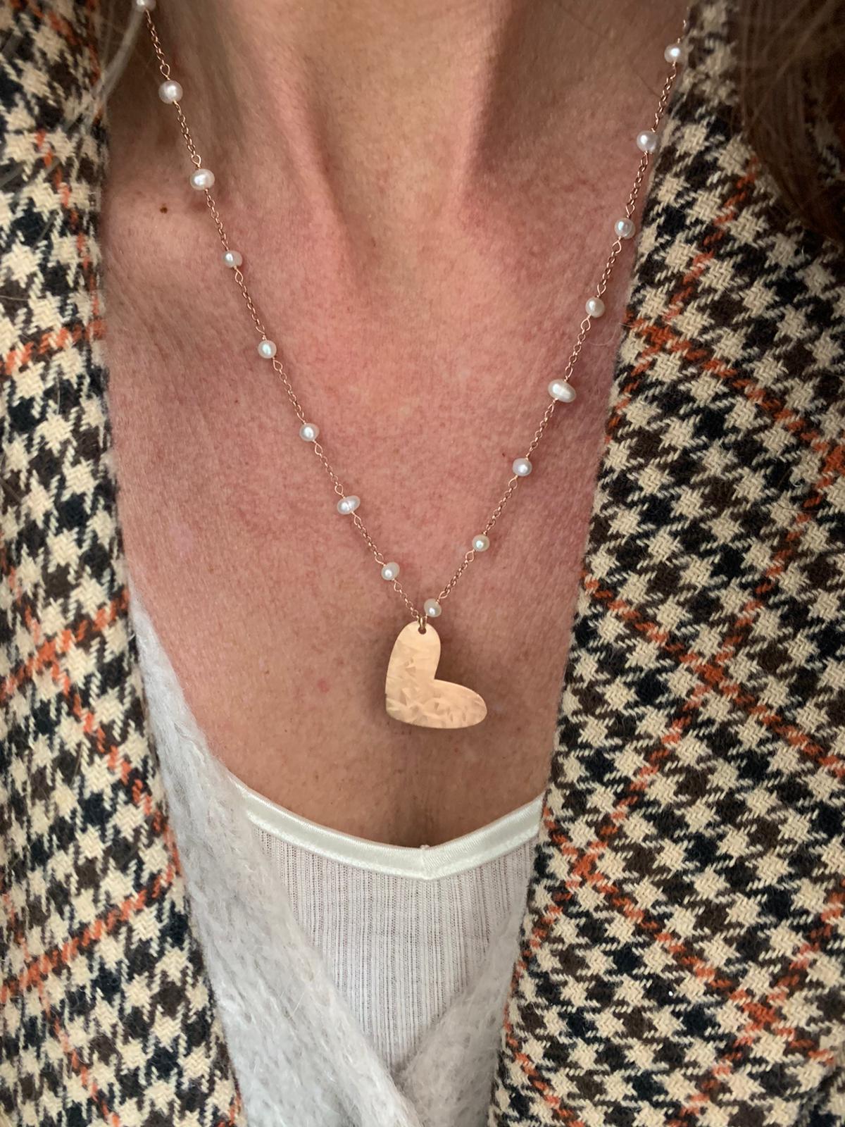 Collana catena rollò alternata da perle bianche base rosé con maxi cuore bacio satinato da 2,5 cm - cm 50