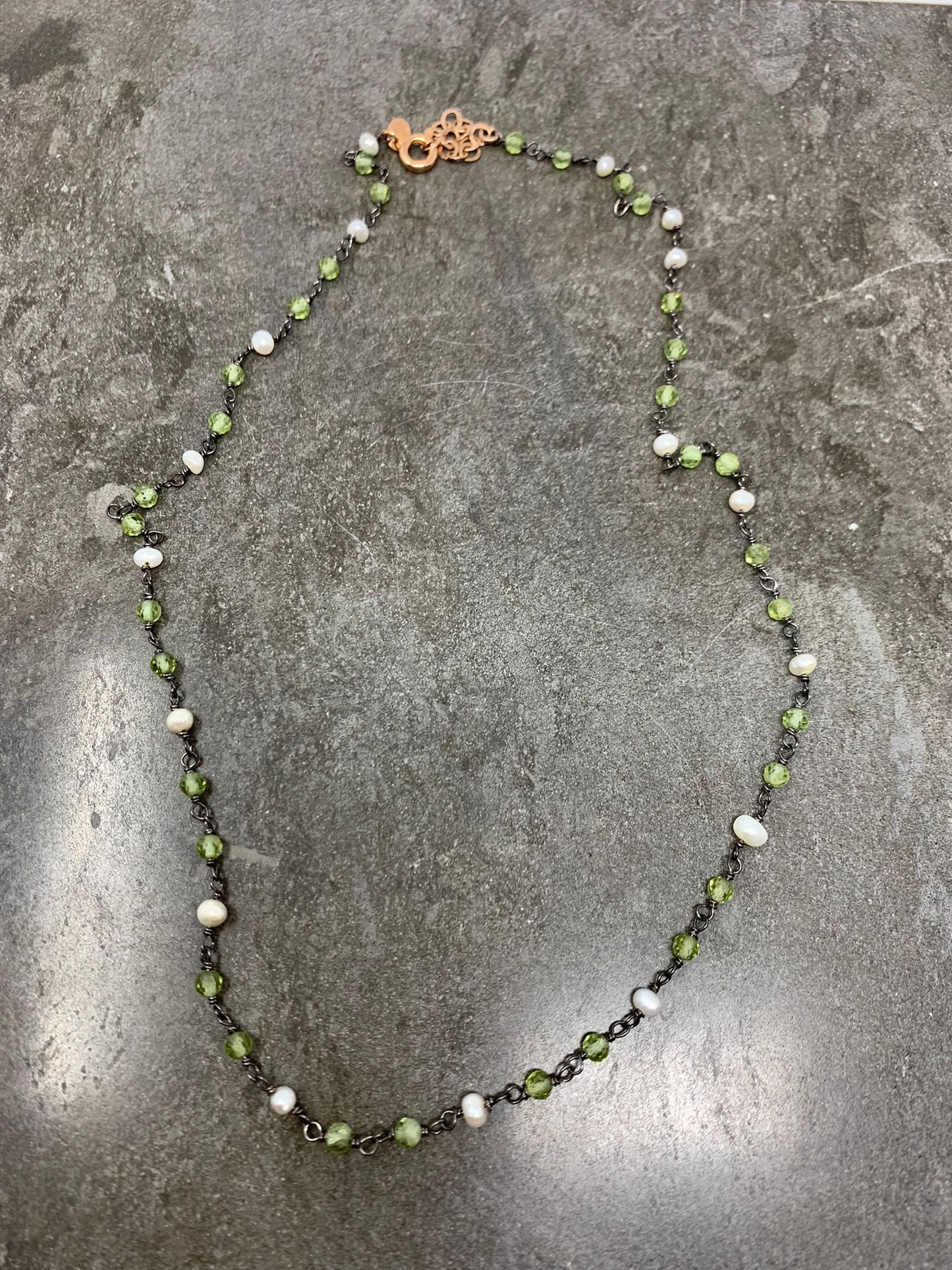 Collana cm40 base rutenio con cristalli Verdi e perle