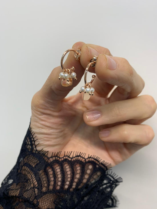 Coppia orecchini semicerchio diametro circa 1 cm con cuore e grappolino di perle - chiusura a farfallina