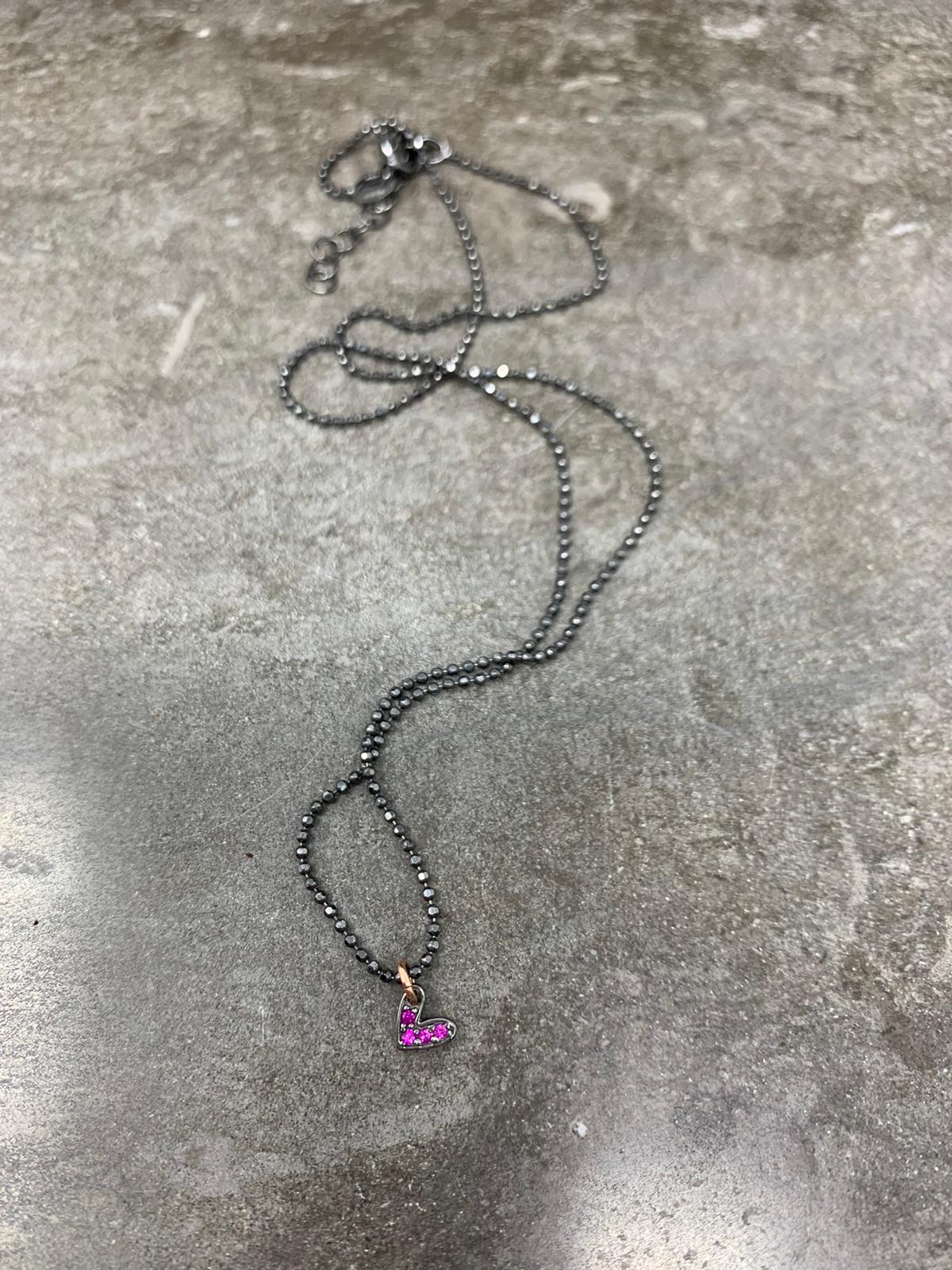 Collana Choker catena militare nera diamantata rutenio con micro cuore coccoloso dell’amore da 0,6 mm con zirconi fucsia- cm 35