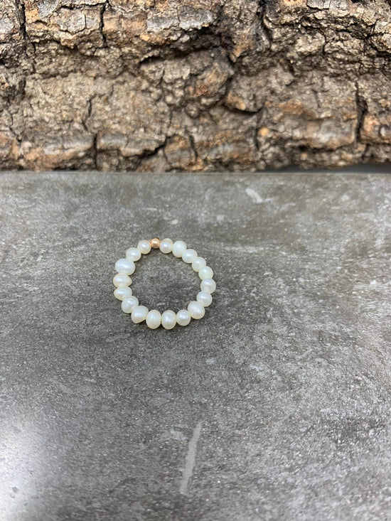Anello perle tonde irregolari elasticizzato bianche o rosa