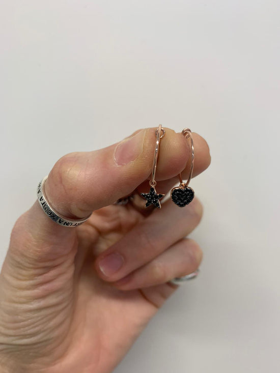 Coppia orecchini a filo 1,5 cm con stella e cuore zirconi neri