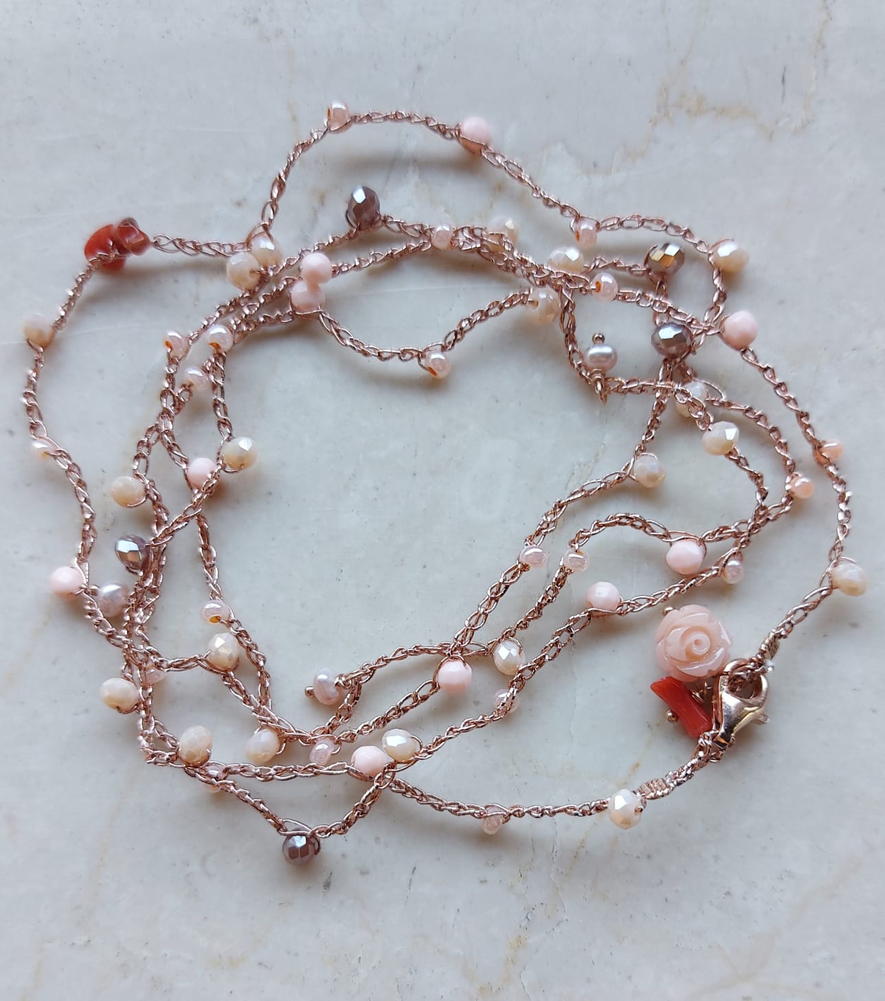 Cavigliera o collana o bracciale in macramè a tre fili con cristalli rosa chiaro, cipria e corallini rossi